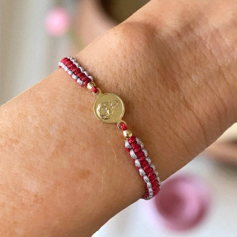 Pulsera macramé escapulario oro