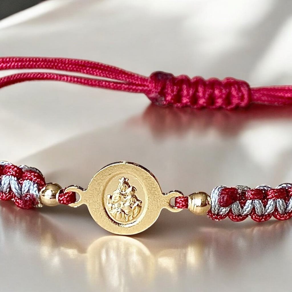 Pulsera macramé escapulario oro