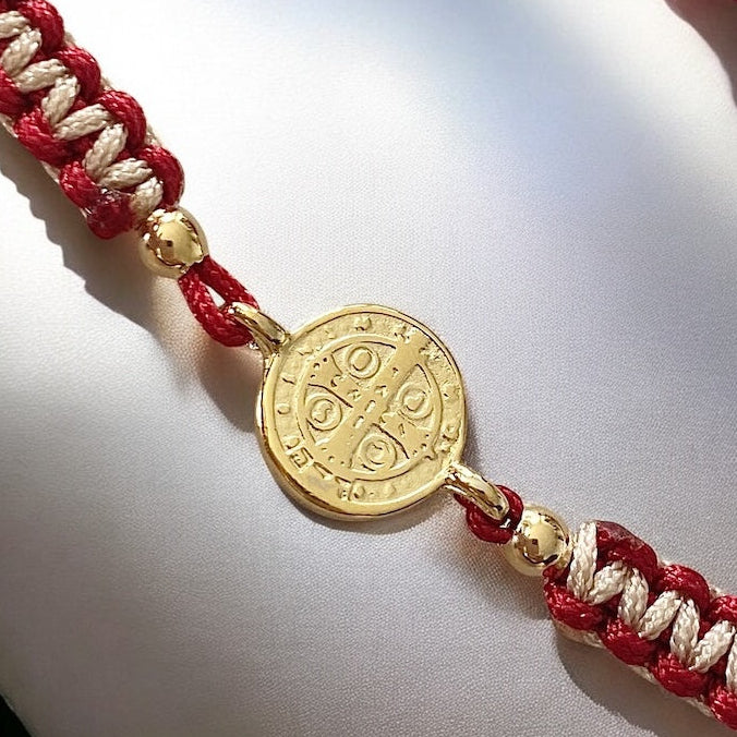 Pulsera macramé roja San Benito oro