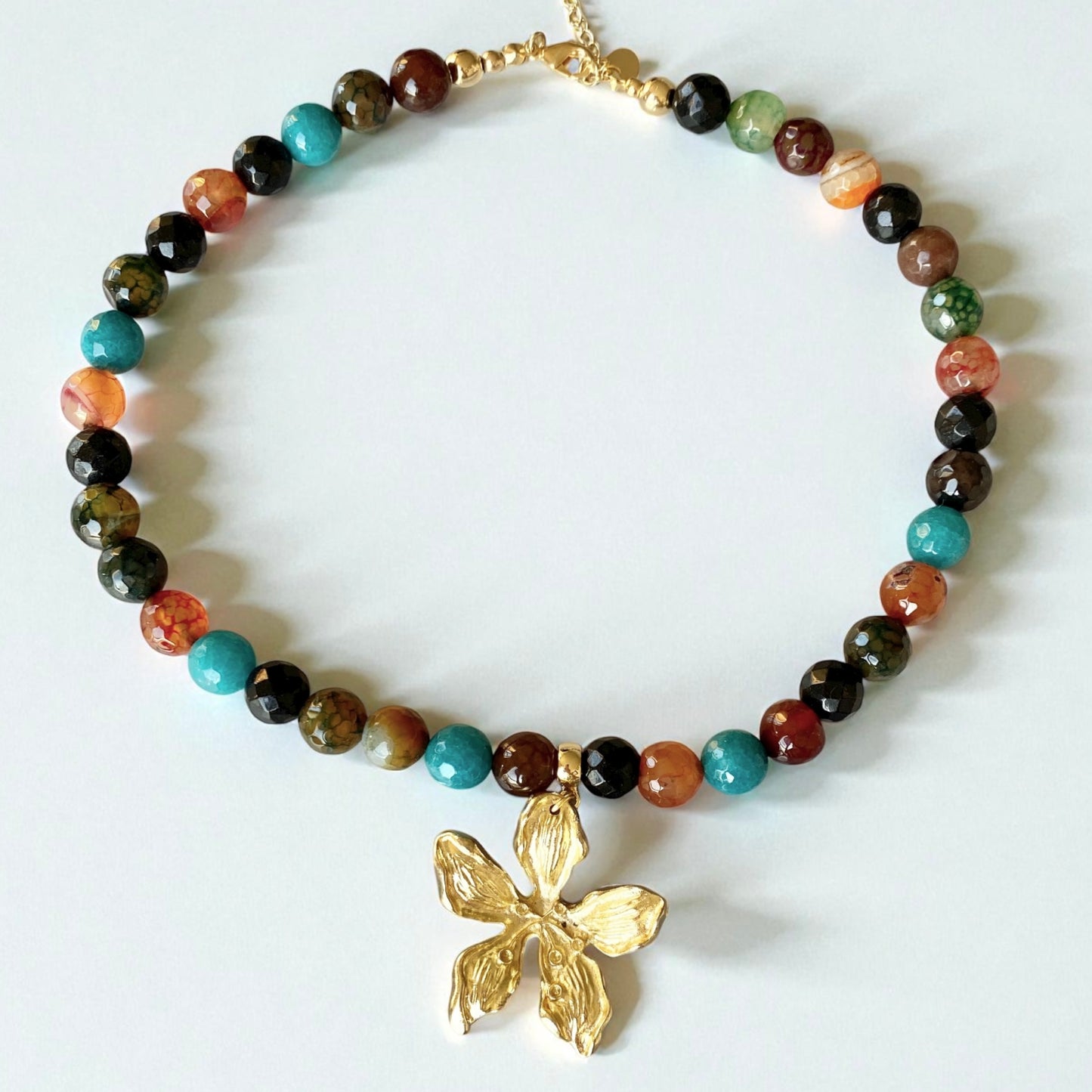 Collar piedras orquídea oro