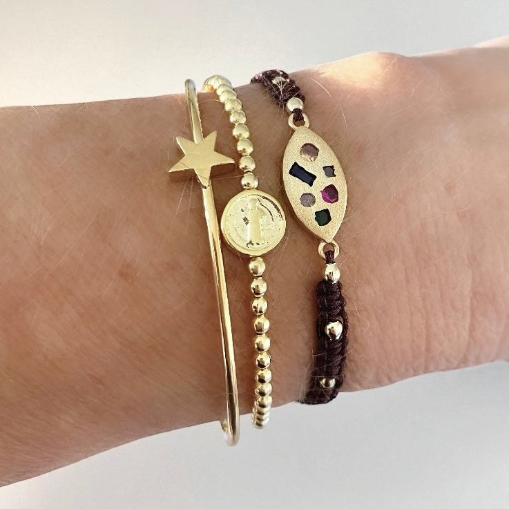 Pulsera macramé plaquita colores oro