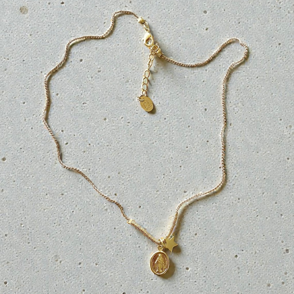 Collar tejido virgen estrellita oro