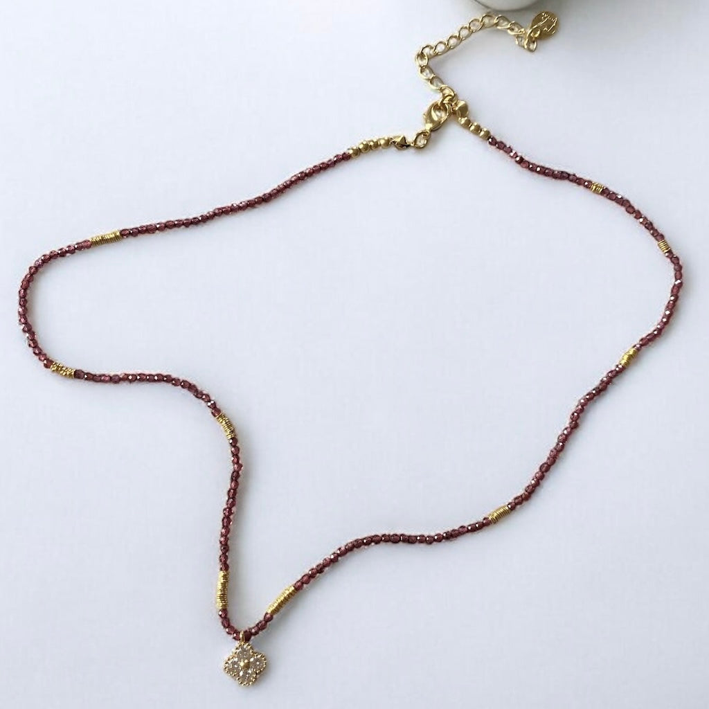 Collar granate trébol oro
