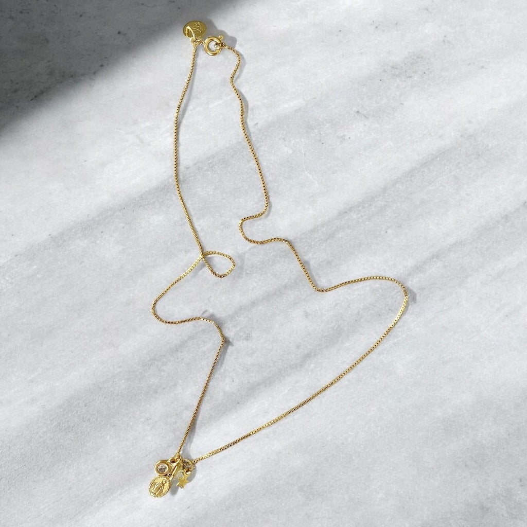Collar trío mini virgen de los rayos oro