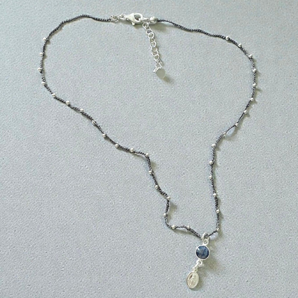Collar tejido lapislázuli mini virgen plata
