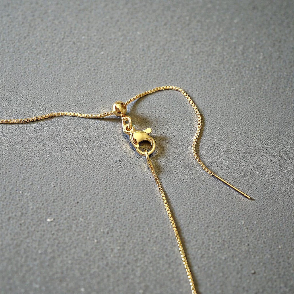 Collar virgen de los rayos oro