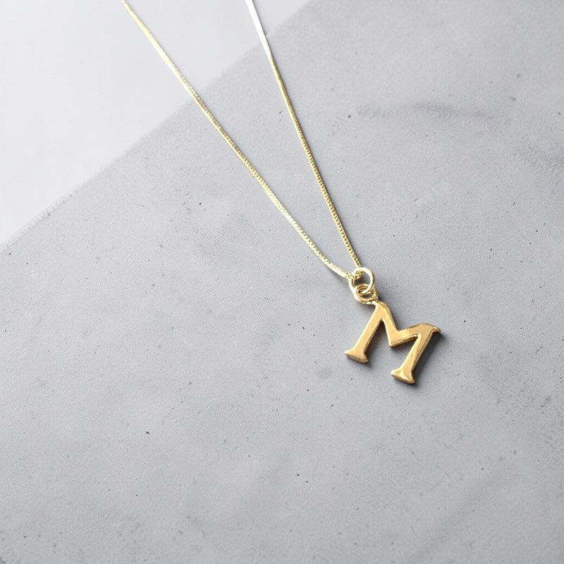 Collar letra serif oro