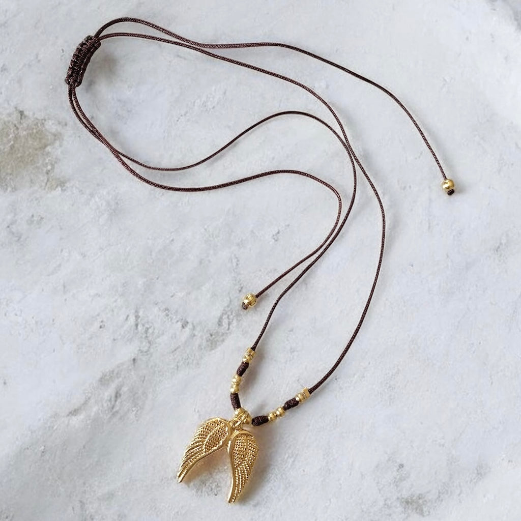 Collar hilo alas de ángel oro