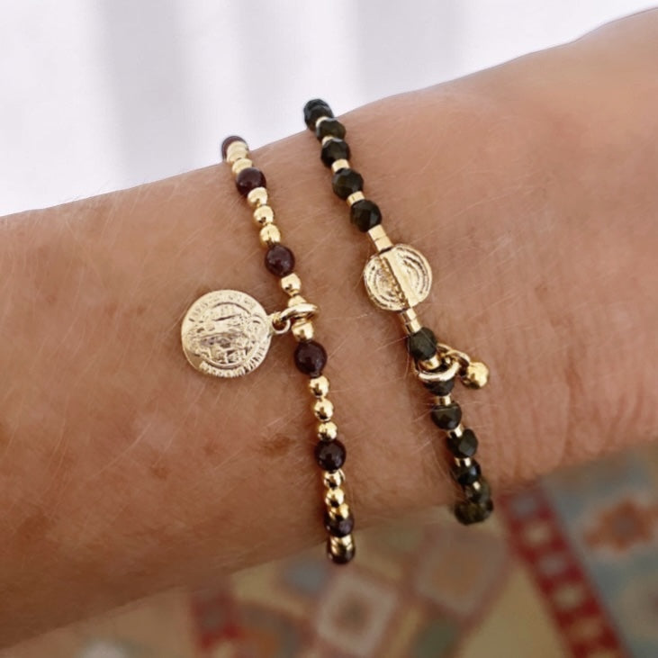 Pulsera granates medalla San Benito oro