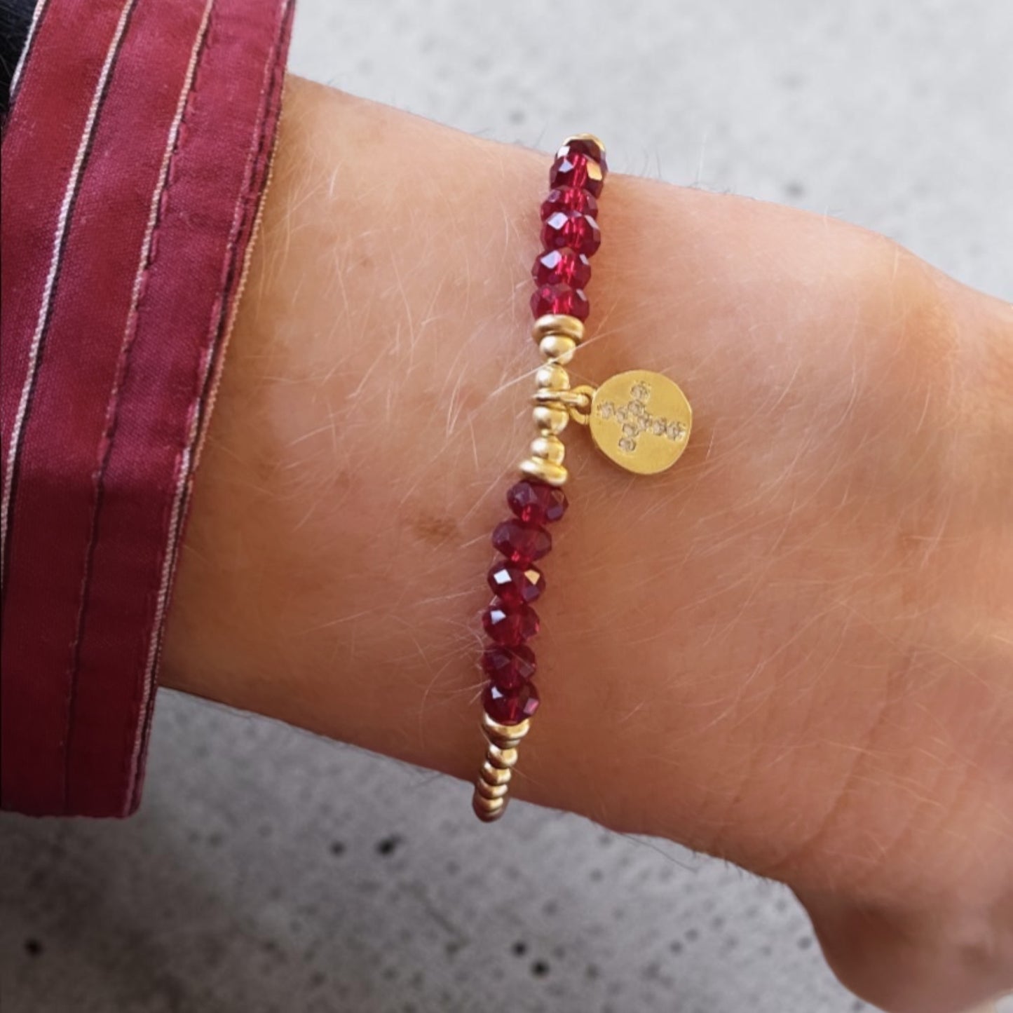 Pulsera vino medalla cruz oro