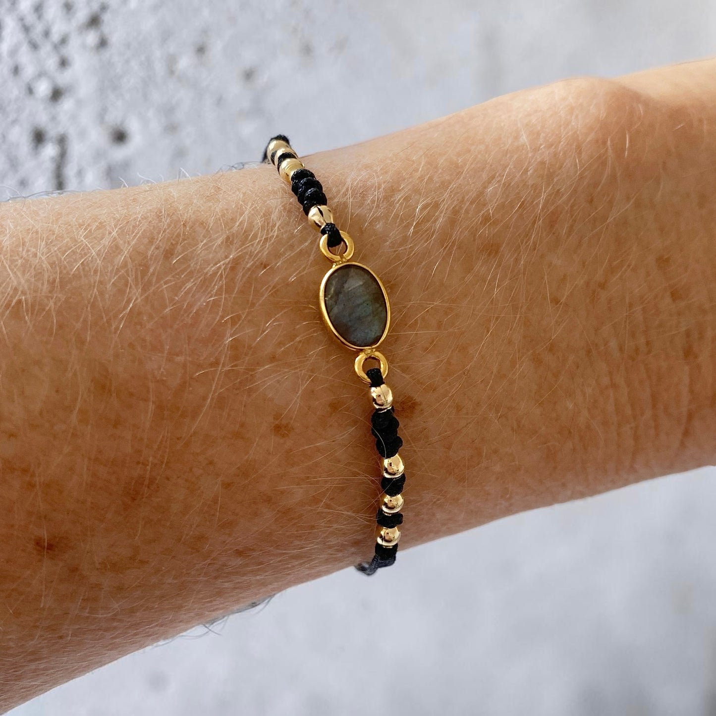 Pulsera hilo labradorita oro