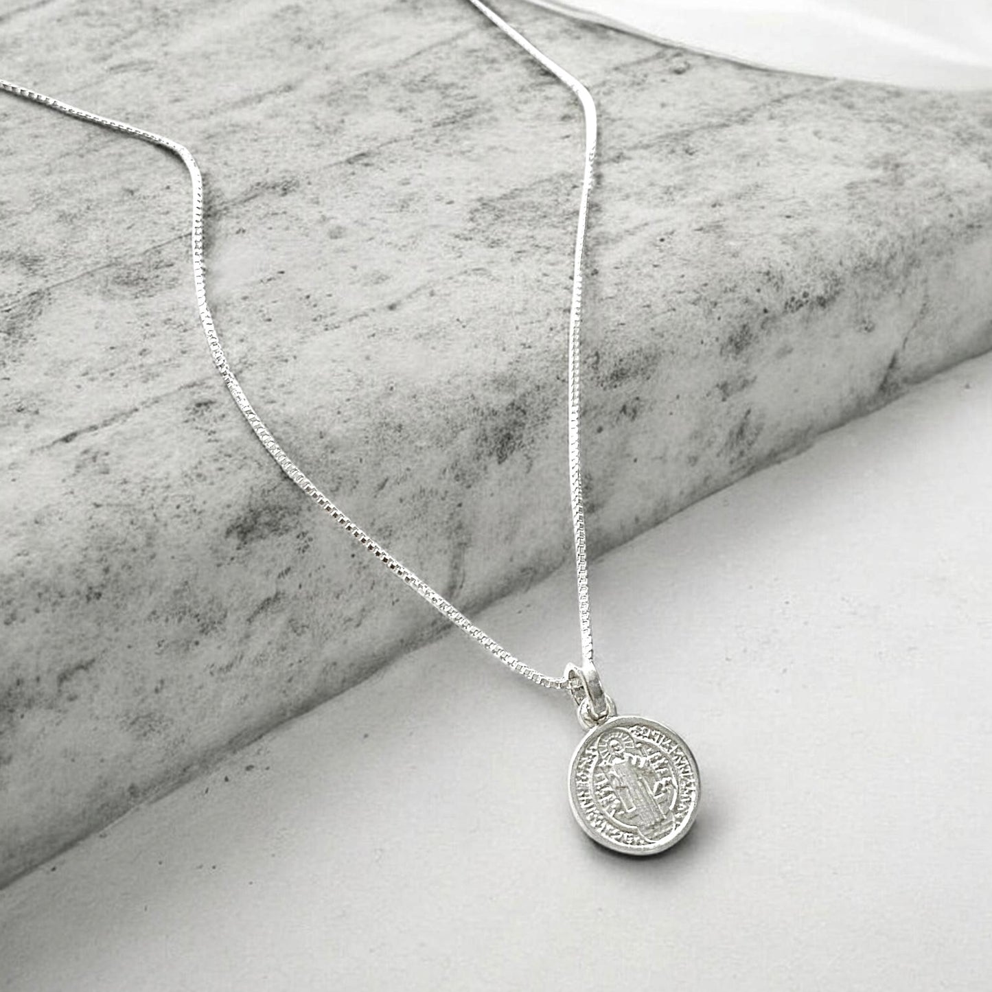 Collar mini medalla San Benito plata 925