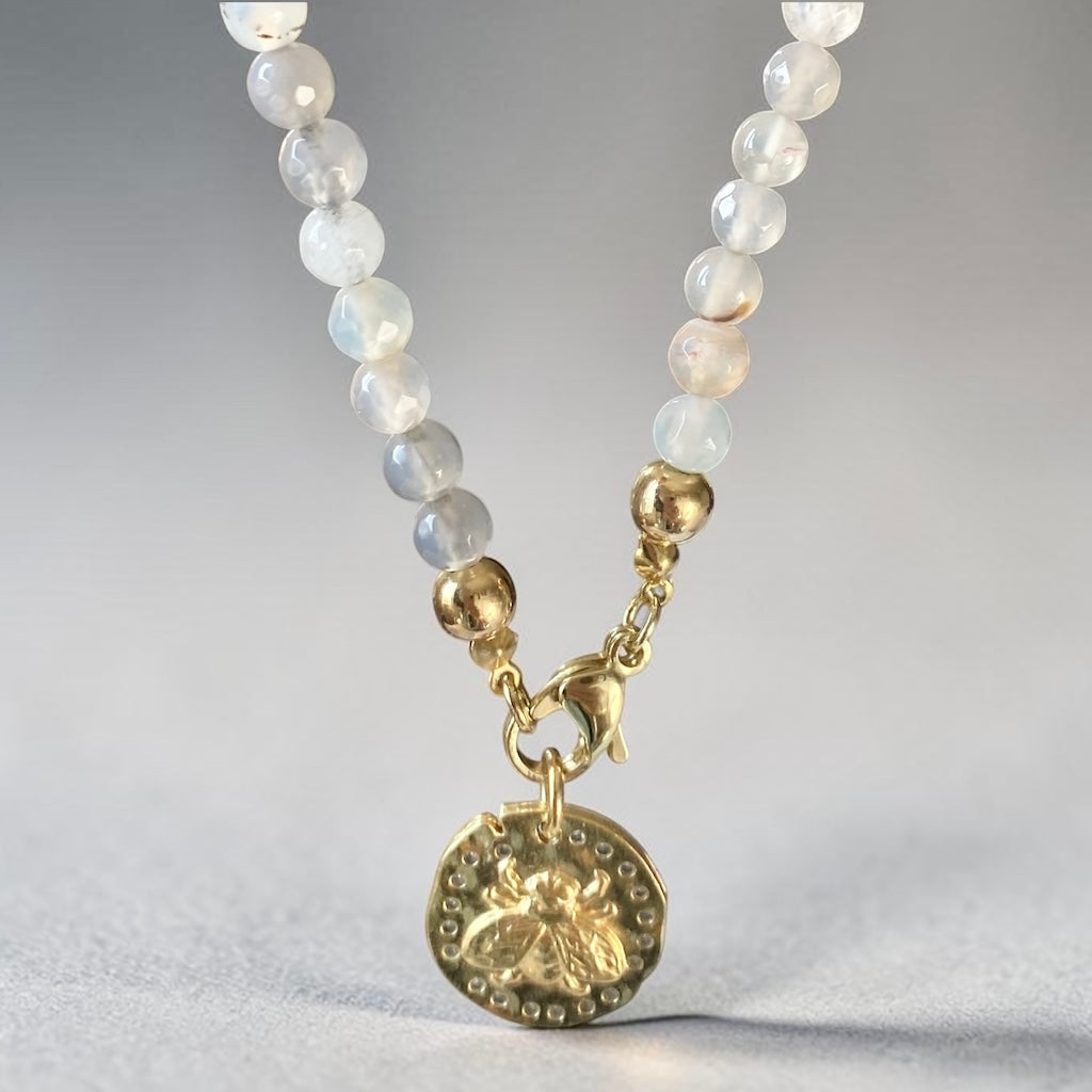 Collar piedras medalla abeja oro