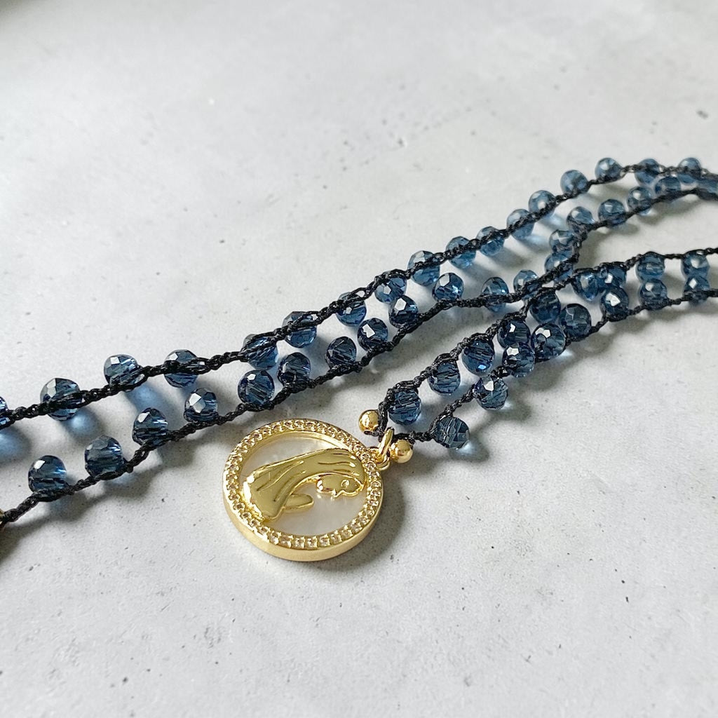 Collar tejido cristales azules virgen oro