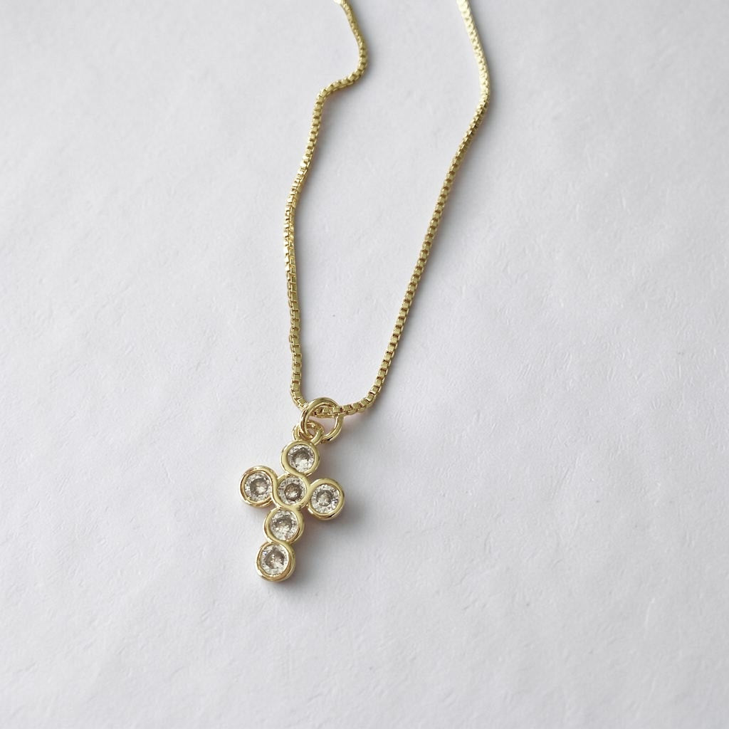 Collar cruz seis circones oro