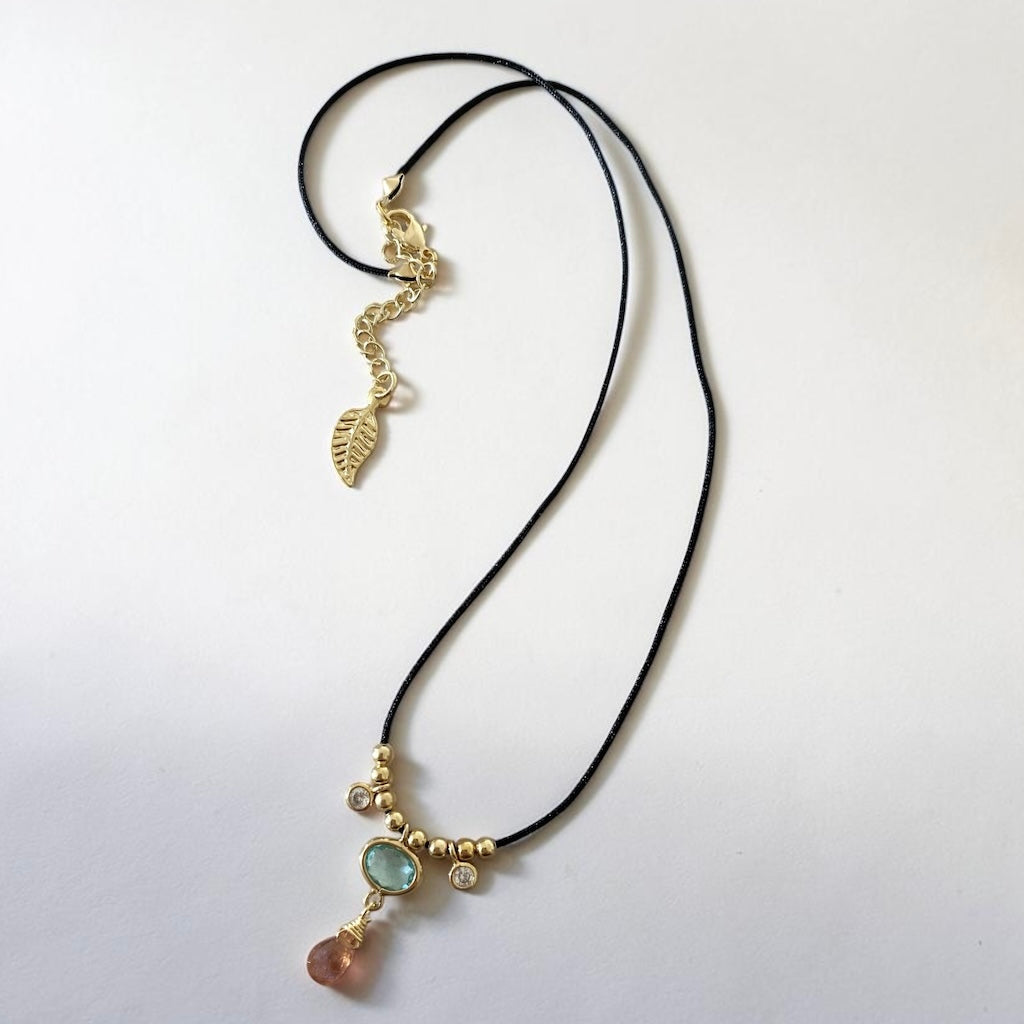 Collar hilo mini piedras oro