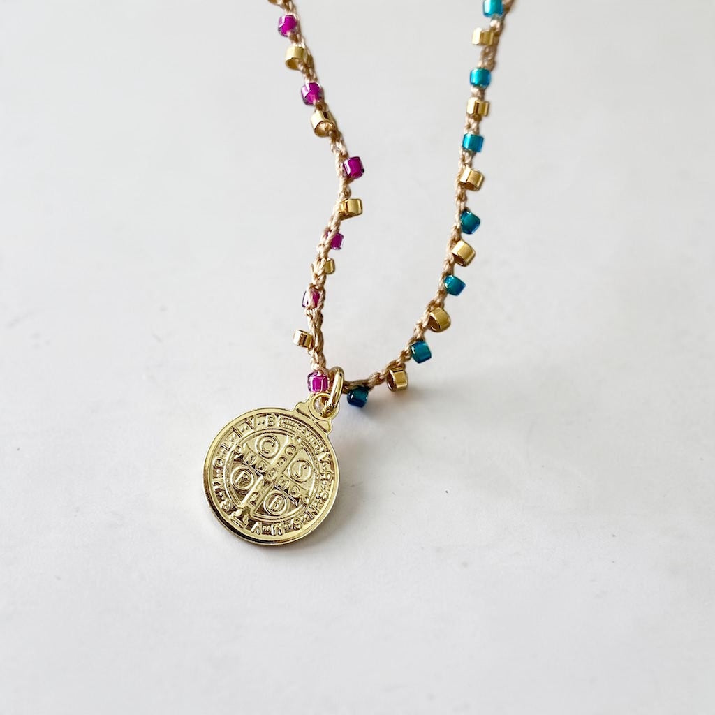 Collar tejido medalla San Benito oro