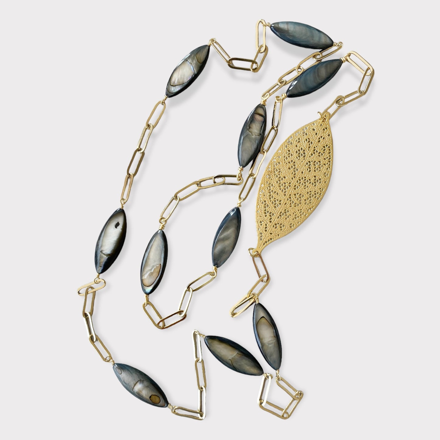 Collar largo nácar oro