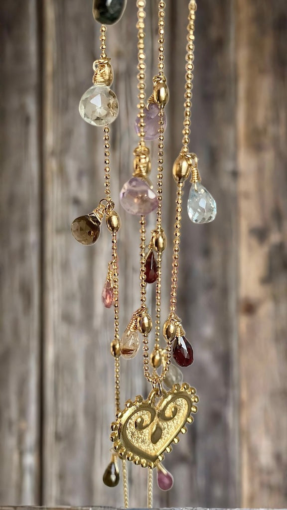 Collar largo gotas corazón oro