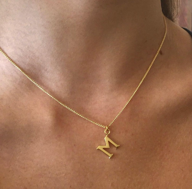 Collar letra serif oro
