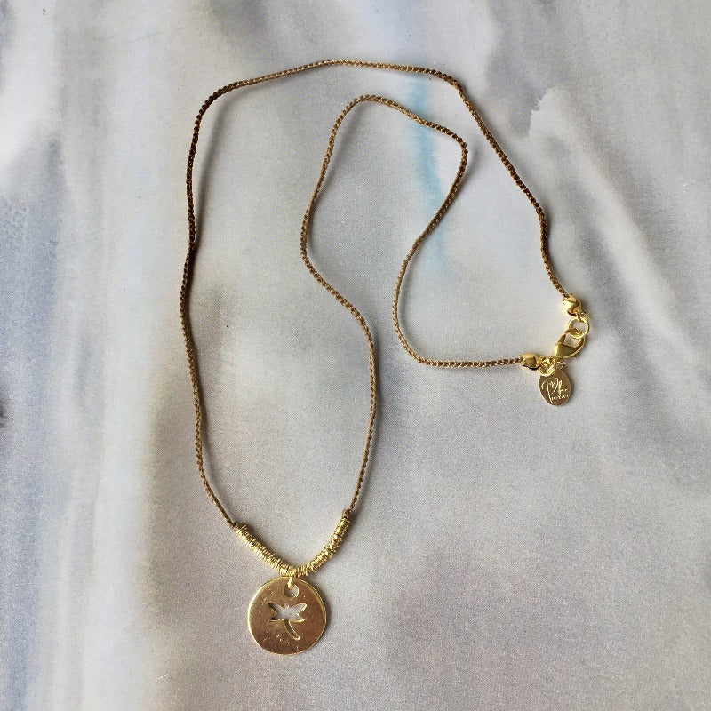 collar tejido libélula oro