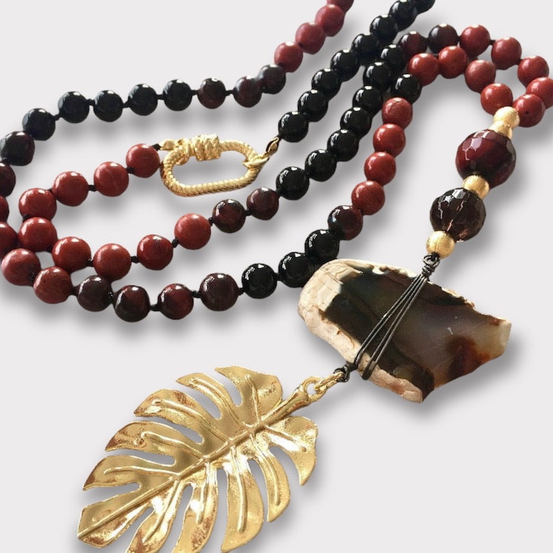 Collar largo tierra hoja oro