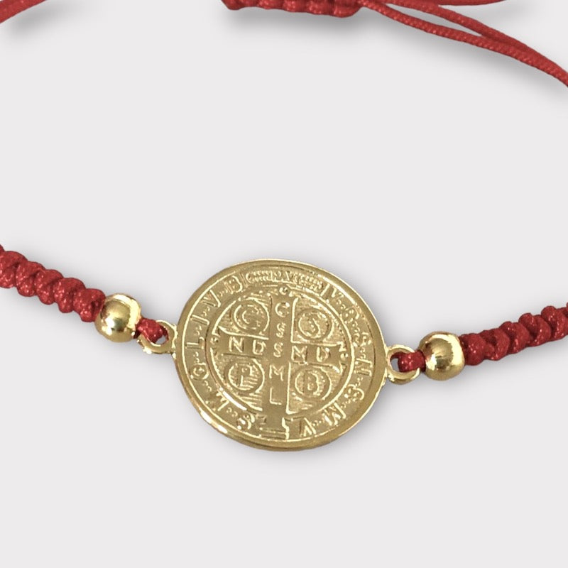 Pulsera hilo medalla san benito oro