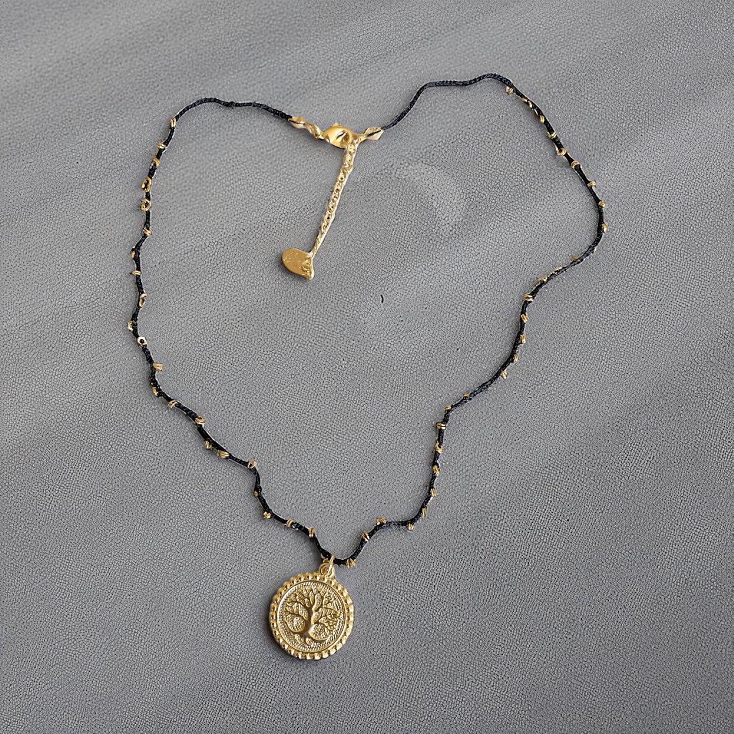 Collar tejido medalla árbol de la vida oro