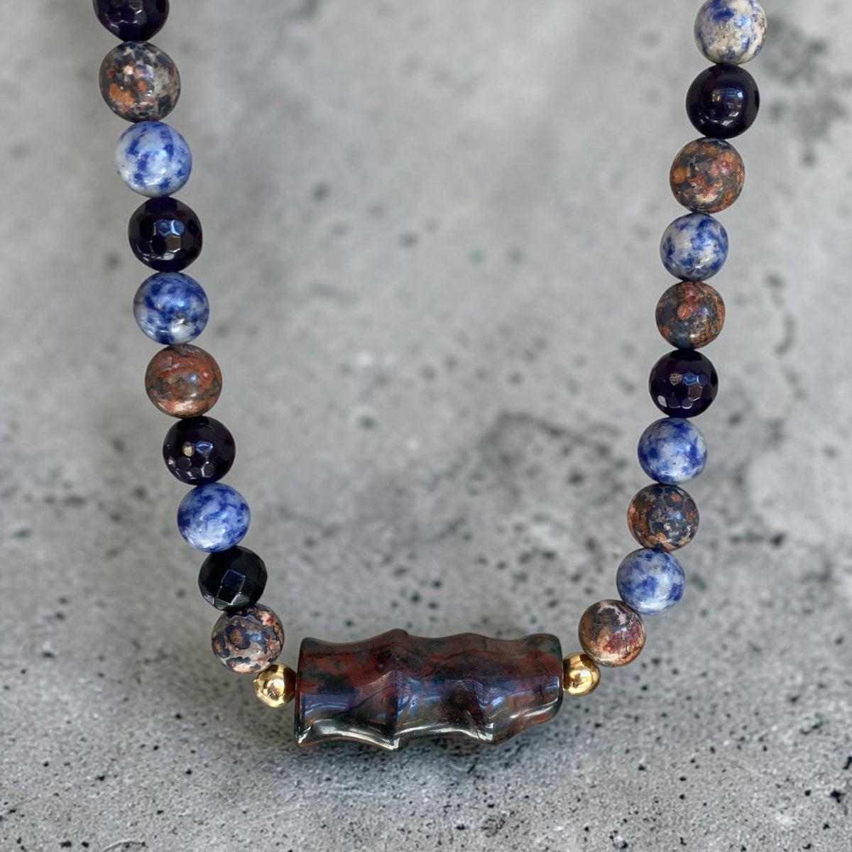 Collar tierra azul oro