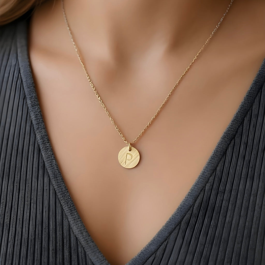 Collar letra oro