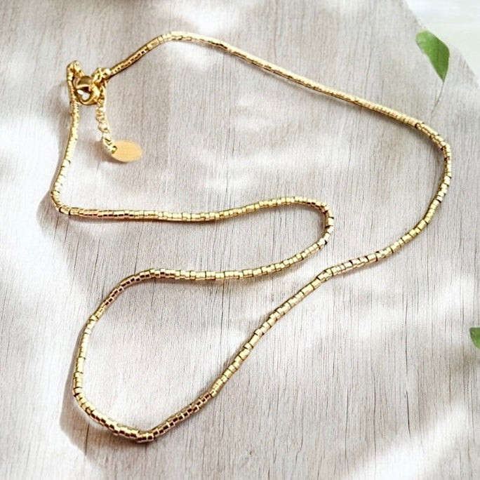 Collar corto mostacillas oro
