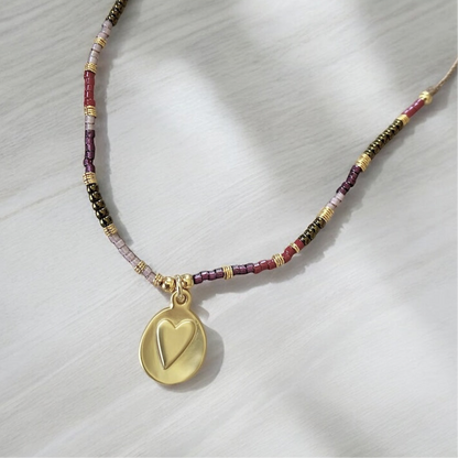 Collar tejido medalla corazón relieve oro