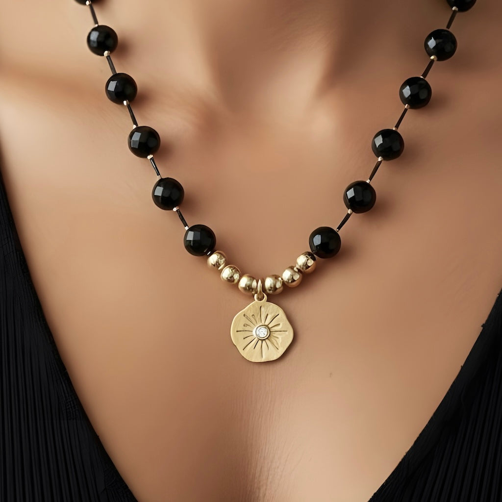 Collar negro medallón oro