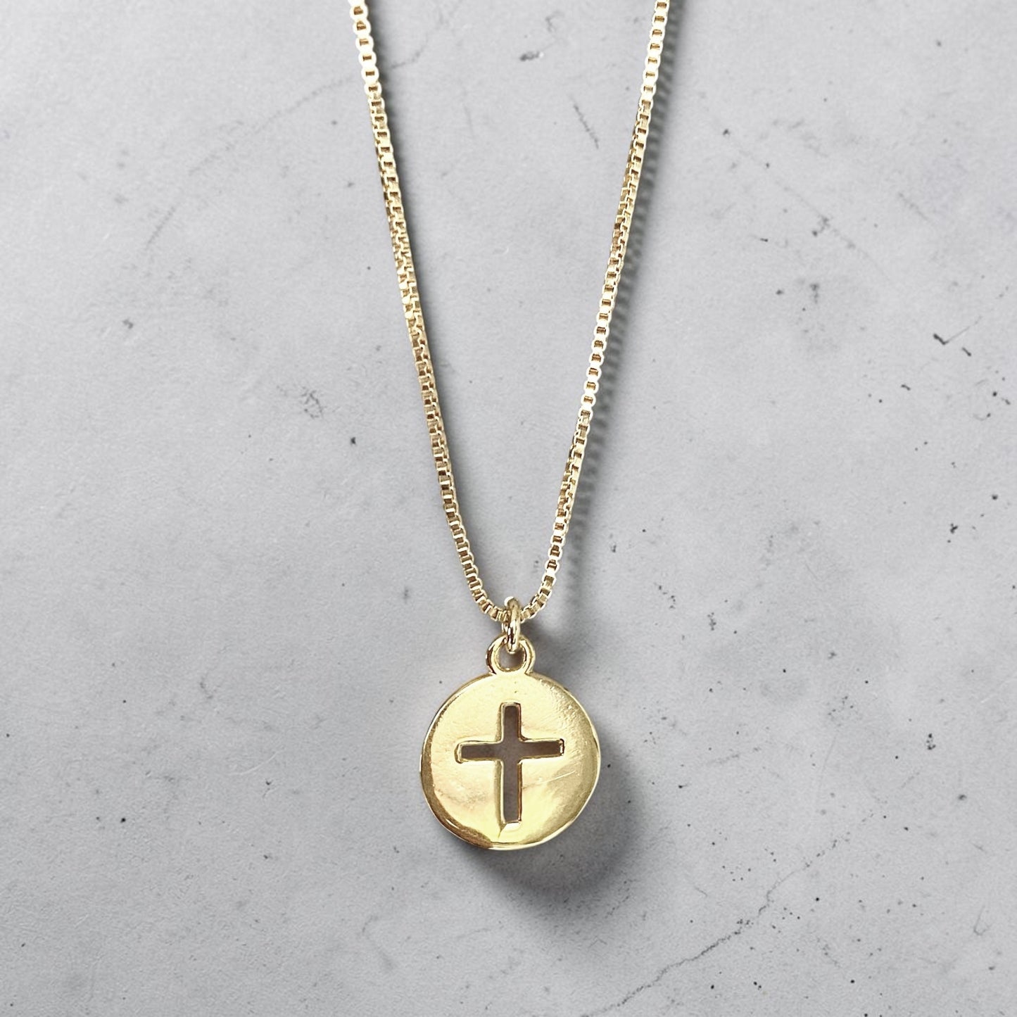 Collar medalla cruz calada oro