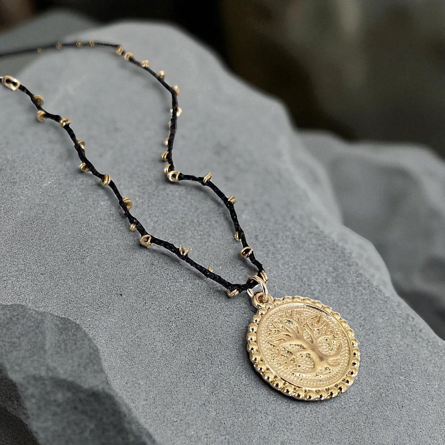 Collar tejido medalla árbol de la vida oro