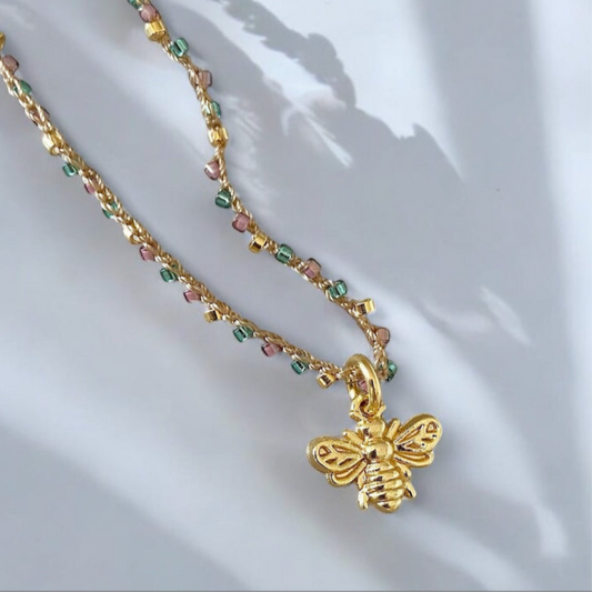 Collar tejido abejita oro