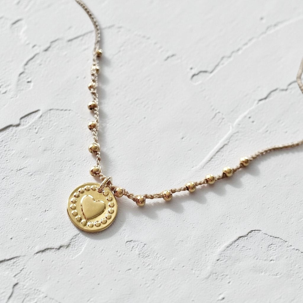 Collar tejido corazón relieve oro