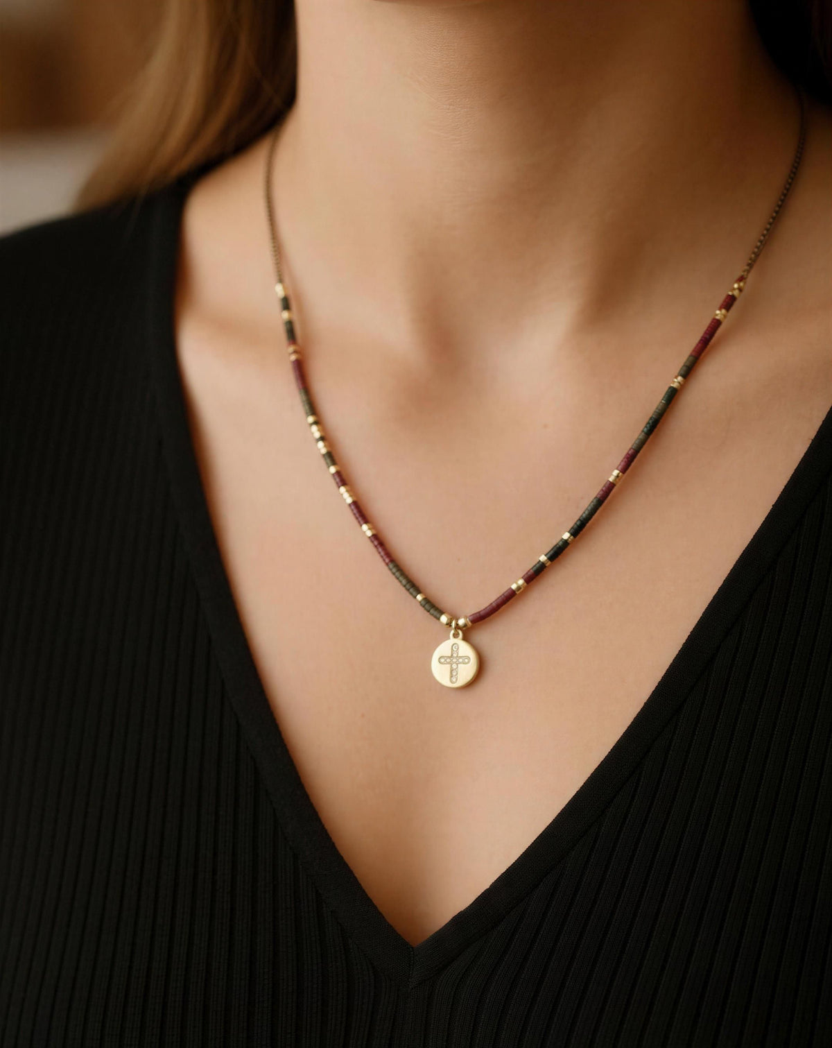 Collar tejido mini cruz circones oro