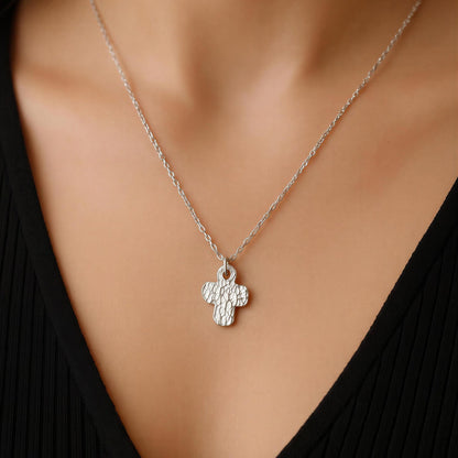 Collar cruz martillada plata 925