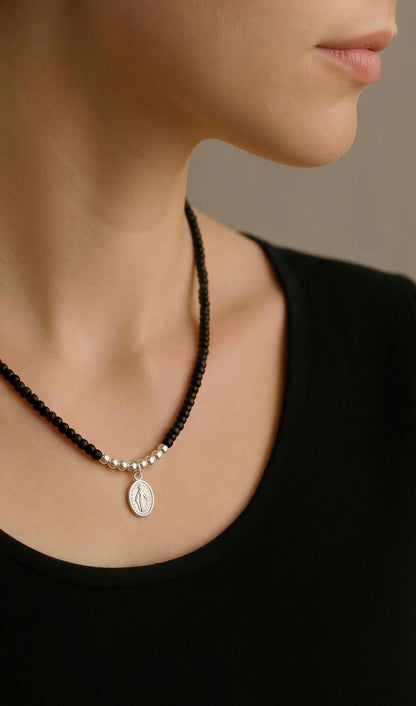 Collar tejido mostacilla mini virgen plata