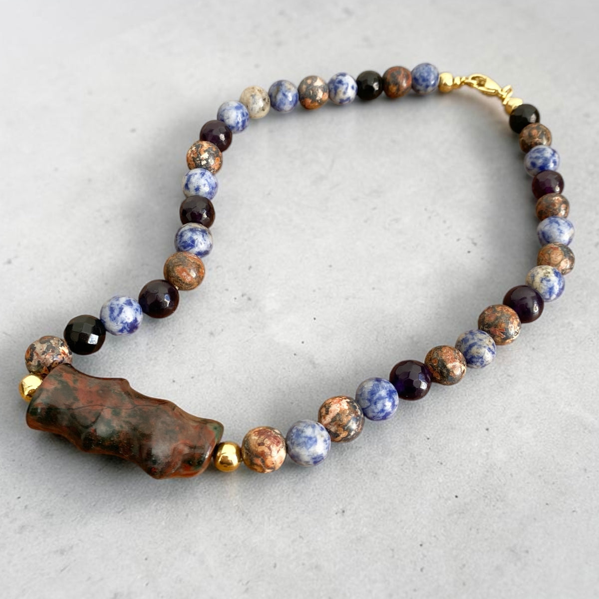 Collar tierra azul oro