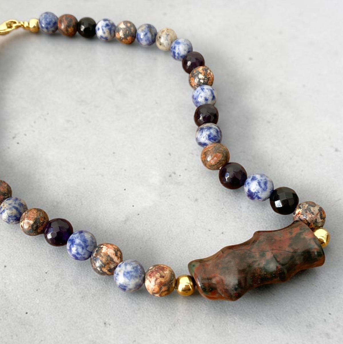 Collar tierra azul oro