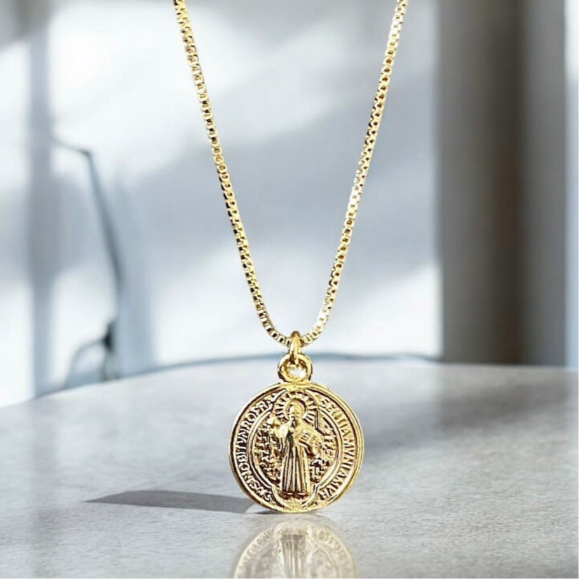 Collar san Benito oro