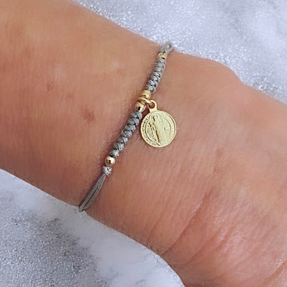 Pulsera hilo medalla san benito oro