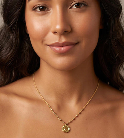 Collar tejido corazón relieve oro