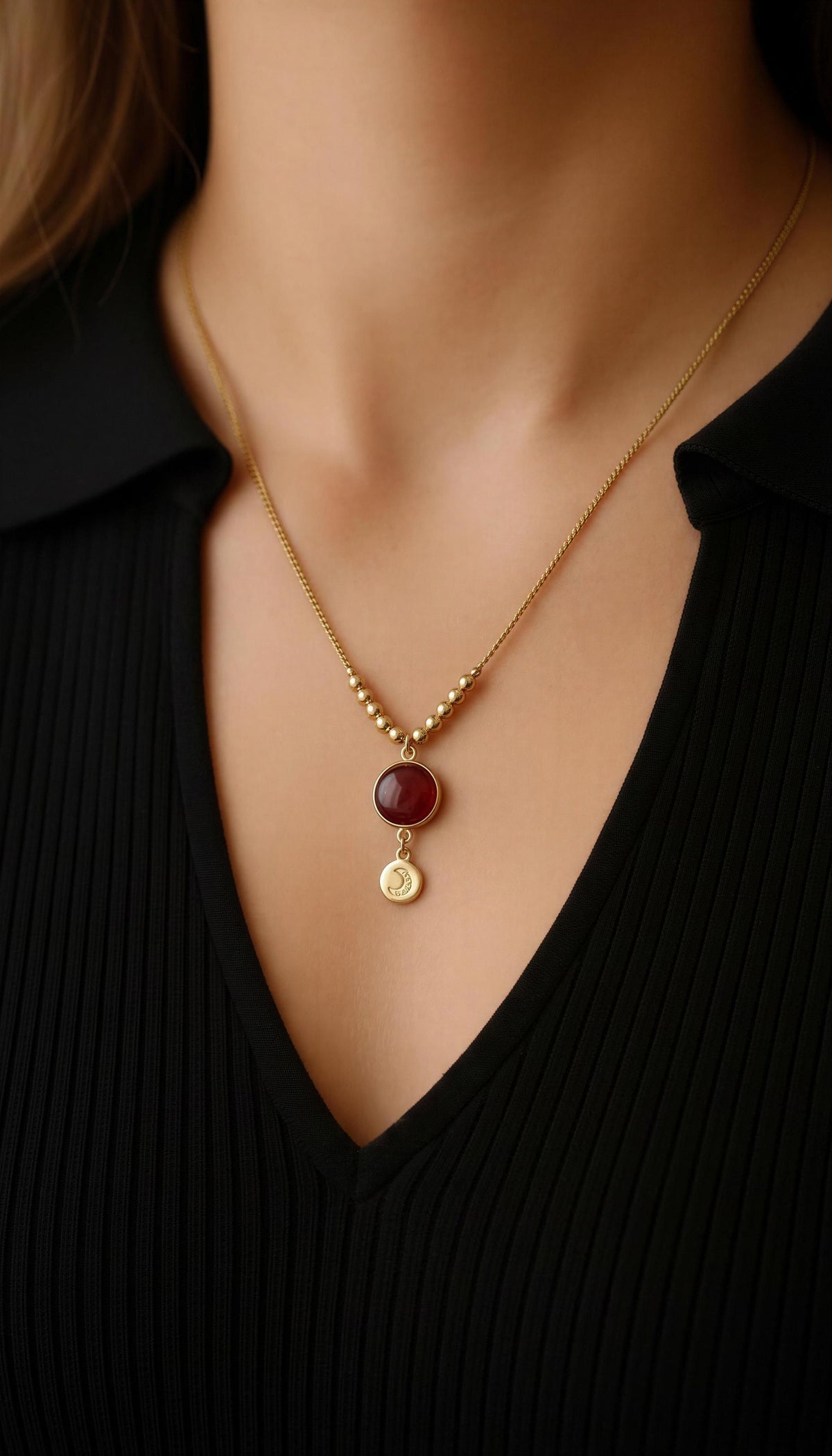 Collar tejido raíz de rubí luna oro