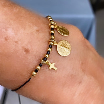 Pulsera hilo negro tres medallas oro