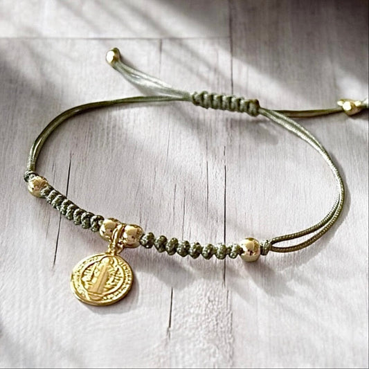 Pulsera hilo medalla san benito oro