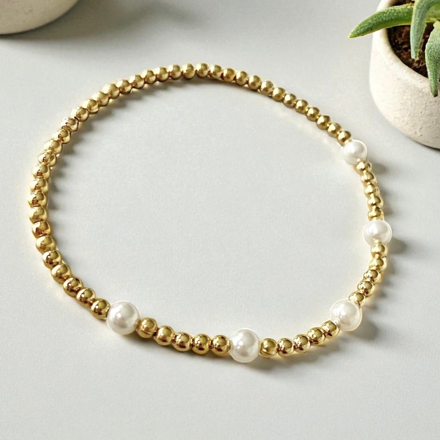 Pulsera cinco perlas oro