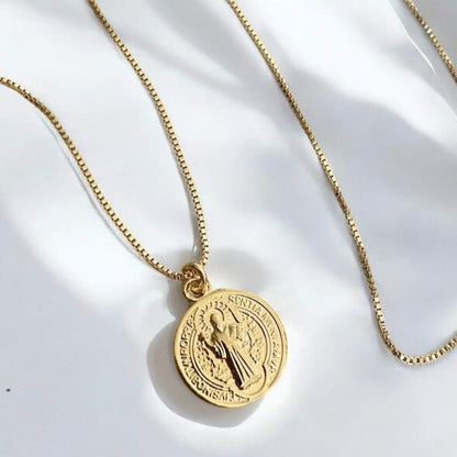 Collar san Benito oro